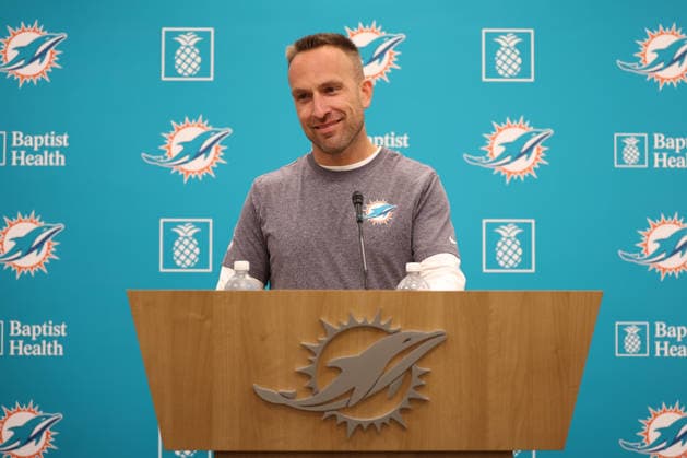 American Football,NFL, Miami Dolphins, Pressekonferenz und Training MIAMI GARDENS, FL - JUNE 03: Miami Dolphins head coach Jeff Hafley talks to reports during the Miami Dolphins Minicamp on Wednesday, June 3, 2026 at Baptist Health Sports Center in Miami Gardens, FL (Photo by Peter Joneleit Icon Sportswire) NFL, American Football Herren, USA JUN 03 Miami Dolphins Minicamp EDITORIAL USE ONLY Icon260603002