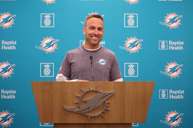 American Football,NFL, Miami Dolphins, Pressekonferenz und Training MIAMI GARDENS, FL - JUNE 03: Miami Dolphins head coach Jeff Hafley talks to reports during the Miami Dolphins Minicamp on Wednesday, June 3, 2026 at Baptist Health Sports Center in Miami Gardens, FL (Photo by Peter Joneleit Icon Sportswire) NFL, American Football Herren, USA JUN 03 Miami Dolphins Minicamp EDITORIAL USE ONLY Icon260603003