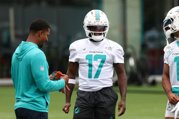 American Football,NFL, Miami Dolphins, Pressekonferenz und Training MIAMI GARDENS, FL - JUNE 03: Miami Dolphins wide receiver Jalen Reagor (17) talks to a coach during Miami Dolphins Minicamp on Wednesday, June 3, 2026 at Baptist Health Sports Center in Miami Gardens, FL (Photo by Peter Joneleit Icon Sportswire) NFL, American Football Herren, USA JUN 03 Miami Dolphins Minicamp EDITORIAL USE ONLY Icon260603011