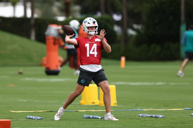 American Football,NFL, Miami Dolphins, Pressekonferenz und Training MIAMI GARDENS, FL - JUNE 03: Miami Dolphins quarterback Quinn Ewers (14) participates in drills during Miami Dolphins Minicamp on Wednesday, June 3, 2026 at Baptist Health Sports Center in Miami Gardens, FL (Photo by Peter Joneleit Icon Sportswire) NFL, American Football Herren, USA JUN 03 Miami Dolphins Minicamp EDITORIAL USE ONLY Icon260603013