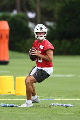 American Football,NFL, Miami Dolphins, Pressekonferenz und Training MIAMI GARDENS, FL - JUNE 03: Miami Dolphins quarterback Cam Miller (15) participates in drills during Miami Dolphins Minicamp on Wednesday, June 3, 2026 at Baptist Health Sports Center in Miami Gardens, FL (Photo by Peter Joneleit Icon Sportswire) NFL, American Football Herren, USA JUN 03 Miami Dolphins Minicamp EDITORIAL USE ONLY Icon260603014