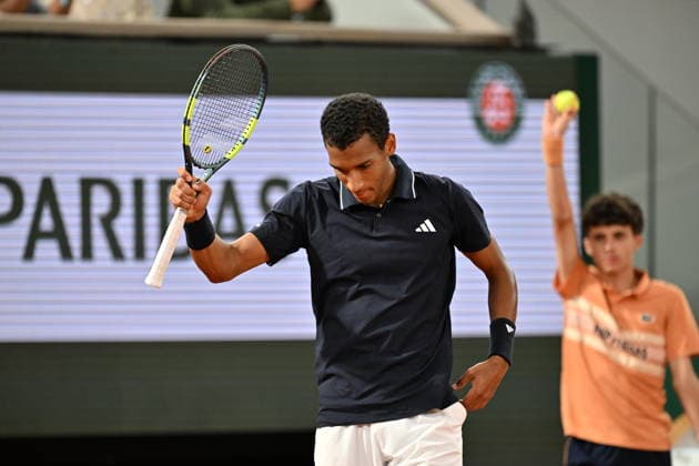 2026 French Open (Roland-Garros) - Day 11 PARIS, FRANCE - JUNE 3: Felix Auger-Aliassime of Canada in action against Flavio Cobolli (not seen) of Italy during Men s Singles quarter-final match on the eleventh day of the French Open at Philippe-Chatrier Court in Paris, France, on June 3, 2026. Mustafa Yalcin Anadolu Paris France. Editorial use only. Please get in touch for any other usage.  Copyright: x2026xAnadoluxMustafaxYalcinx