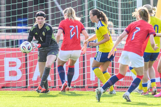 260603 Goalkeeper Elvira Björklund of Sweden and Iris Omarsdottir of Norway during the U23 womenÂ s International Friendly, Länderspiel, Nationalmannschaft football match between Sweden and Norway on June 3, 2026 in Kalmar. Photo: Suvad Mrkonjic BILDBYRAN COP 170 SM0467 fotboll football soccer fotball u23 under 23 sverige sweden norge norway dam bbeng Copyright: SUVADxMRKONJIC BB260603SM091