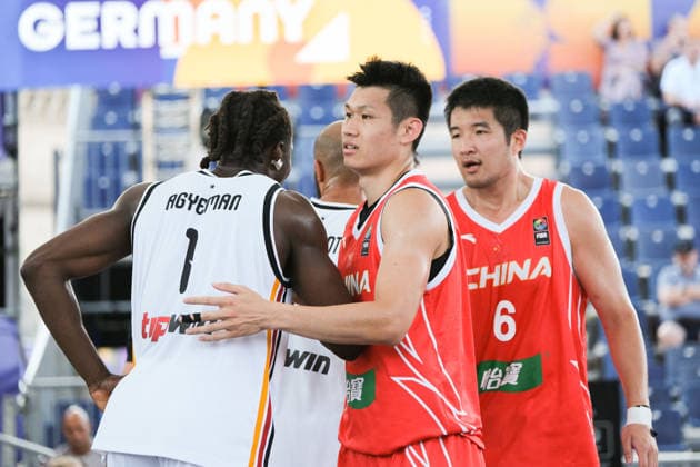 Basketball, FIBA 3x3 WM in Warschau, Männer, Deutschland - China June 3, 2026, Warsaw, Masovian Voivodeship, Poland: Germany s DENZEL AGYEMAN (1) shakes hands with China s DIANLIANG ZHANG (6) and XINGRUI WU (13) following a FIBA 3x3 Basketball World Cup men s Pool C game between Germany and China in Warsaw, Poland. Warsaw Poland - ZUMAk204 20260603_zip_k204_015 Copyright: xRomanxKozielx