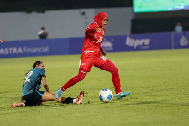 Fußball, Frauen, Testspiel, Indonesien - Singapur Indonesia V Singapore Women s national team, Nationalteam - FIFA Women s Matchday Indonesian national team player Rosdilah Siti Nurrohamah dribbles the ball during the match between Indonesia and Singapore Women s national teams at the FIFA Women s Matchday held at Arcamanik Stadium in Bandung, Indonesia, on June 3, 2026. Bandung Indonesia  Copyright: xRyanxSuherlanx originalFilename:suherlan-indonesi260603_npJXH.jpg