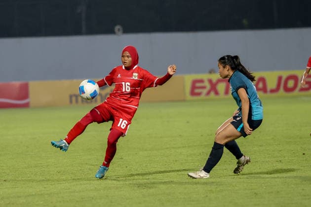 Fußball, Frauen, Testspiel, Indonesien - Singapur Indonesia V Singapore Women s national team, Nationalteam - FIFA Women s Matchday Indonesian national team player Rosdilah Siti Nurrohamah dribbles the ball during the match between Indonesia and Singapore Women s national teams at the FIFA Women s Matchday held at Arcamanik Stadium in Bandung, Indonesia, on June 3, 2026. Bandung Indonesia  Copyright: xRyanxSuherlanx originalFilename:suherlan-indonesi260603_npmg8.jpg