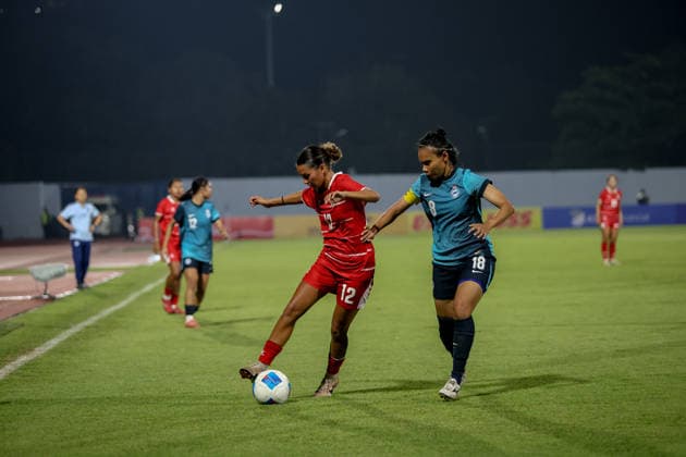 Fußball, Frauen, Testspiel, Indonesien - Singapur Indonesia V Singapore Women s national team, Nationalteam - FIFA Women s Matchday Indonesian national team player Estella dribbles the ball during the Indonesia vs Singapore Women s national team match at the FIFA Women s Matchday held at Arcamanik Stadium in Bandung, Indonesia, on June 3, 2026. Bandung Indonesia  Copyright: xRyanxSuherlanx originalFilename:suherlan-indonesi260603_npgV3.jpg