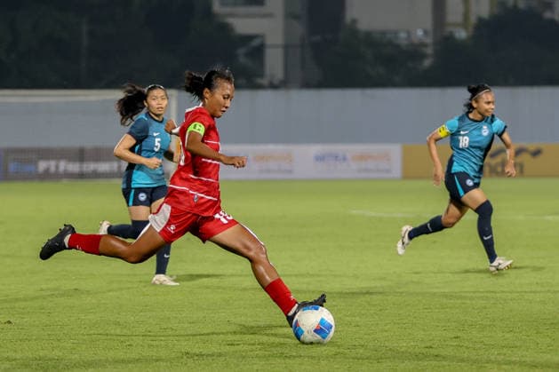Fußball, Frauen, Testspiel, Indonesien - Singapur Indonesia V Singapore Women s national team, Nationalteam - FIFA Women s Matchday Indonesian national team player Viny Silfianius dribbles the ball during the match between Indonesia and Singapore Women s national teams at the FIFA Women s Matchday held at Arcamanik Stadium in Bandung, Indonesia, on June 3, 2026. Bandung Indonesia  Copyright: xRyanxSuherlanx originalFilename:suherlan-indonesi260603_np7w5.jpg