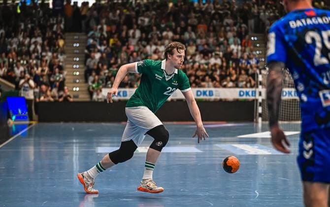 Handball, HBL, Frisch Auf! Göppingen - TVB 1898 Stuttgart Ein Spieler von Frisch Auf! Göppingen mit der Nummer 22 läuft mit dem Ball in Richtung Tor. Ein Abwehrspieler des TVB Stuttgart ist am rechten Bildrand zu sehen. Spieler ( 22; Frisch Auf! Göppingen) im Angriff gegen TVB Stuttgart