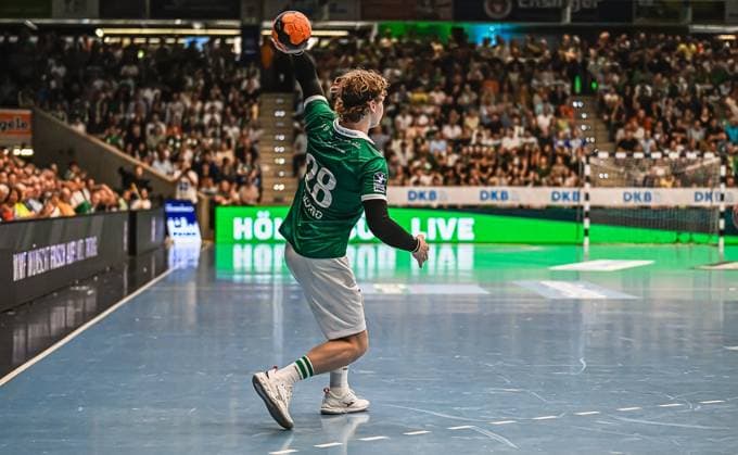 Handball, HBL, Frisch Auf! Göppingen - TVB 1898 Stuttgart Ein Spieler von Frisch Auf! Göppingen mit der Nummer 28 holt zum Wurf aus und zielt auf das Tor. Die vollbesetzte Halle bildet den Hintergrund der Spielszene. Spieler ( 28; Frisch Auf! Göppingen) beim Wurf aufs Tor