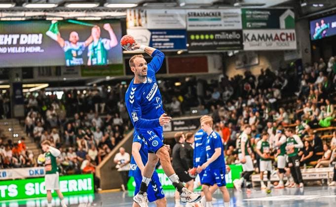 Handball, HBL, Frisch Auf! Göppingen - TVB 1898 Stuttgart Kai Häfner ( 34; TVB Stuttgart) springt ab und wirft den Ball in Richtung Tor. Im Hintergrund sind weitere Spieler beider Teams sowie die gefüllten Zuschauerränge zu sehen. Kai Häfner ( 34; TVB Stuttgart) beim Wurf gegen Frisch Auf! Göppingen