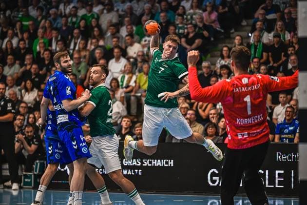 Handball, HBL, Frisch Auf! Göppingen - TVB 1898 Stuttgart Kasper Lien ( 7; TVB Stuttgart) springt mit dem Ball in der Hand zum Wurf ab, während der Torwart ( 1; Frisch Auf! Göppingen) die Arme hebt. Ein Abwehrspieler von Frisch Auf! Göppingen versucht den Wurf zu blocken. Kasper Lien ( 7; TVB Stuttgart) beim Sprungwurf gegen Frisch Auf! Göppingen