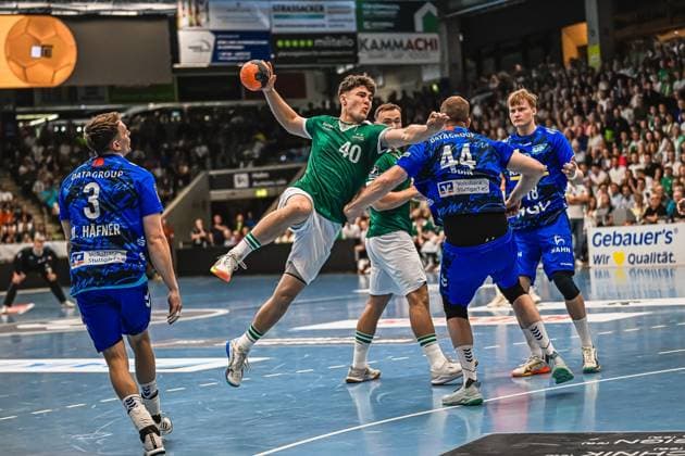 Handball, HBL, Frisch Auf! Göppingen - TVB 1898 Stuttgart Ein Spieler von Frisch Auf! Göppingen ( 40) springt zum Wurf und wird dabei von mehreren Gegenspielern des TVB Stuttgart bedrängt. Im Hintergrund ist die gut gefüllte Halle zu erkennen. Spieler ( 40; Frisch Auf! Göppingen) beim Sprungwurf gegen TVB Stuttgart