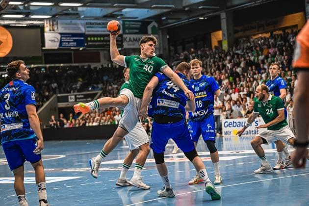 Handball, HBL, Frisch Auf! Göppingen - TVB 1898 Stuttgart Ein Spieler von Frisch Auf! Göppingen ( 40) springt zum Wurf und wird dabei von TVB-Stuttgart-Spieler 44 (Rubin) geblockt. Weitere Spieler beider Teams sind im Hintergrund zu sehen. Spieler ( 40; Frisch Auf! Göppingen) beim Sprungwurf gegen TVB Stuttgart