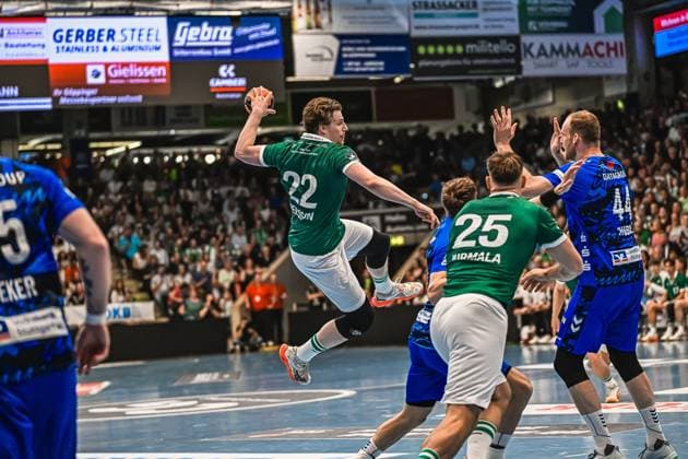 Handball, HBL, Frisch Auf! Göppingen - TVB 1898 Stuttgart Spieler 22 Persson von Frisch Auf! Göppingen zieht in der Luft zum Wurf ab, während Abwehrspieler des TVB Stuttgart versuchen den Wurf zu blocken. Im Hintergrund ist Spieler 25 Nirmala von Frisch Auf! Göppingen zu sehen. Persson ( 22; Frisch Auf! Göppingen) beim Sprungwurf gegen TVB Stuttgart