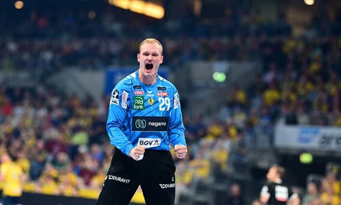 Handball, HBL, Rhein-Neckar Löwen - TSV Hannover-Burgdorf #2 Torwart David Späth ( 29; Rhein Neckar Löwen) reißt die Fäuste nach oben und jubelt lautstark. Im Hintergrund sind gelb gekleidete Zuschauer in einer voll besetzten Halle zu sehen. David Späth ( 29; Rhein Neckar Löwen) jubelt emotional Copyright: xMichaelxGelhardtx