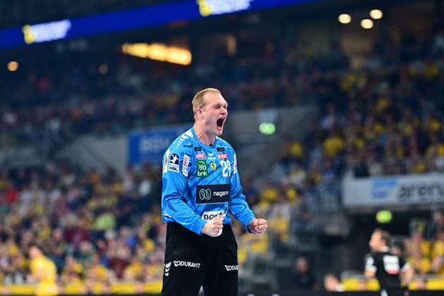 Handball, HBL, Rhein-Neckar Löwen - TSV Hannover-Burgdorf #2 Torwart David Späth ( 29; Rhein Neckar Löwen) reißt die Fäuste hoch und jubelt mit weit geöffnetem Mund. Im Hintergrund sind gelb gekleidete Zuschauer und ein Schiedsrichter zu sehen. David Späth ( 29; Rhein Neckar Löwen) jubelt lautstark Copyright: xMichaelxGelhardtx