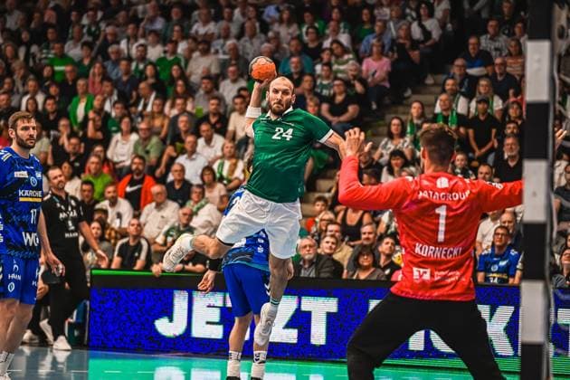 Handball, HBL, Frisch Auf! Göppingen - TVB 1898 Stuttgart #2 Marcel Schiller ( 24; Frisch Auf! Göppingen) springt ab und wirft auf das Tor, bewacht vom TVB-Stuttgart-Torwart Kornecki ( 1). Im Hintergrund ist eine gut gefüllte Zuschauertribüne zu sehen. Marcel Schiller ( 24; Frisch Auf! Göppingen) beim Wurf gegen TVB Stuttgart