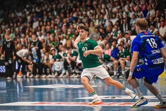 Handball, HBL, Frisch Auf! Göppingen - TVB 1898 Stuttgart #2 Ein Spieler von Frisch Auf! Göppingen ( 40) holt mit dem Ball zum Wurf aus, während ein Spieler des TVB Stuttgart ( 18) in der Abwehr steht. Die Partie findet vor ausverkauftem Haus statt. Frisch Auf! Göppingen Spieler ( 40) beim Wurfversuch gegen TVB Stuttgart