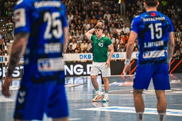 Handball, HBL, Frisch Auf! Göppingen - TVB 1898 Stuttgart #2 Ein Spieler von Frisch Auf! Göppingen ( 40) steht mit dem Ball in der Hand und bereitet einen Wurf vor. Zwei Spieler des TVB Stuttgart ( 25 und 15) stehen im Vordergrund. Frisch Auf! Göppingen Spieler ( 40) bereitet Wurf vor