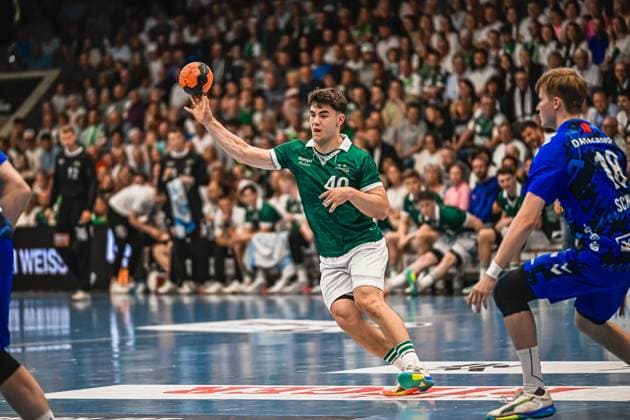 Handball, HBL, Frisch Auf! Göppingen - TVB 1898 Stuttgart #2 Ein Spieler von Frisch Auf! Göppingen ( 40) holt mit dem Ball in der Hand zum Wurf aus. Ein Spieler des TVB Stuttgart ( 18) steht in der Abwehr daneben. Spieler ( 40; Frisch Auf! Göppingen) beim Wurfversuch gegen TVB Stuttgart