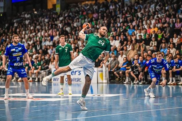Handball, HBL, Frisch Auf! Göppingen - TVB 1898 Stuttgart #2 Marcel Schiller ( 24; Frisch Auf! Göppingen) springt ab und zieht zum Torwurf hoch, während Kasper Lien ( 7; TVB Stuttgart) im Hintergrund steht. Spieler des TVB Stuttgart verfolgen die Aktion in der Abwehr. Marcel Schiller ( 24; Frisch Auf! Göppingen) beim Wurf gegen TVB Stuttgart