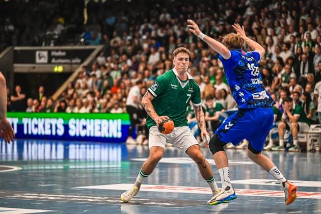 Handball, HBL, Frisch Auf! Göppingen - TVB 1898 Stuttgart #2 Kasper Lien ( 7; TVB Stuttgart) behauptet den Ball im Eins-gegen-eins gegen einen Abwehrspieler von Frisch Auf! Göppingen. Die vollbesetzte Halle bildet den Hintergrund der intensiven Spielszene. Kasper Lien ( 7; TVB Stuttgart) im Zweikampf gegen Frisch Auf! Göppingen
