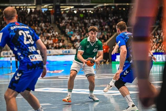 Handball, HBL, Frisch Auf! Göppingen - TVB 1898 Stuttgart #2 Ein Spieler von Frisch Auf! Göppingen mit der Nummer 44 hält den Ball und sucht eine Angriffsmöglichkeit. Zwei Spieler des TVB Stuttgart umzingeln ihn in der Abwehr. Spieler ( 44; Frisch Auf! Göppingen) im Angriff gegen TVB Stuttgart