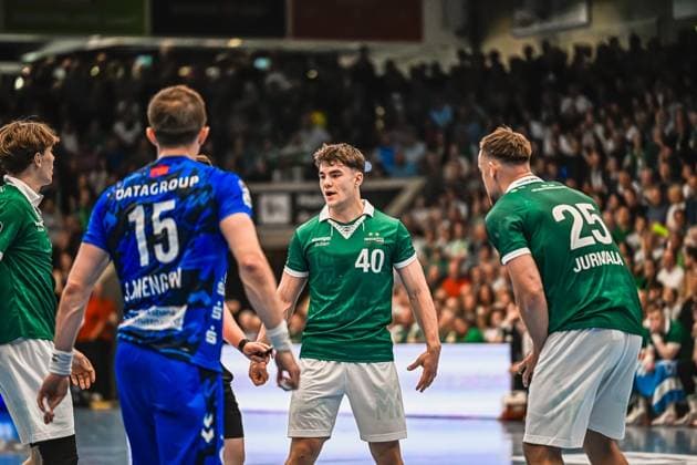 Handball, HBL, Frisch Auf! Göppingen - TVB 1898 Stuttgart #2 Spieler 40 von Frisch Auf! Göppingen steht konzentriert auf dem Spielfeld, flankiert von Mitspieler 25 (Jurmala) und einem Spieler von TVB Stuttgart ( 15, S. Mengon). Die vollbesetzte Halle bildet den Hintergrund der Szene. Spieler ( 40; Frisch Auf! Göppingen) im Zweikampf gegen TVB Stuttgart