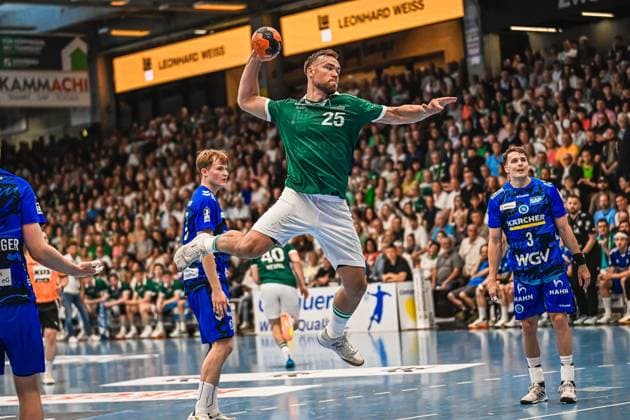 Handball, HBL, Frisch Auf! Göppingen - TVB 1898 Stuttgart #2 Ein Spieler von Frisch Auf! Göppingen springt mit dem Ball zum Wurf ab und zieht dabei hoch in die Luft. Mehrere Spieler des TVB Stuttgart beobachten die Aktion aus der Abwehr. Spieler ( 25; Frisch Auf! Göppingen) beim Sprungwurf gegen TVB Stuttgart