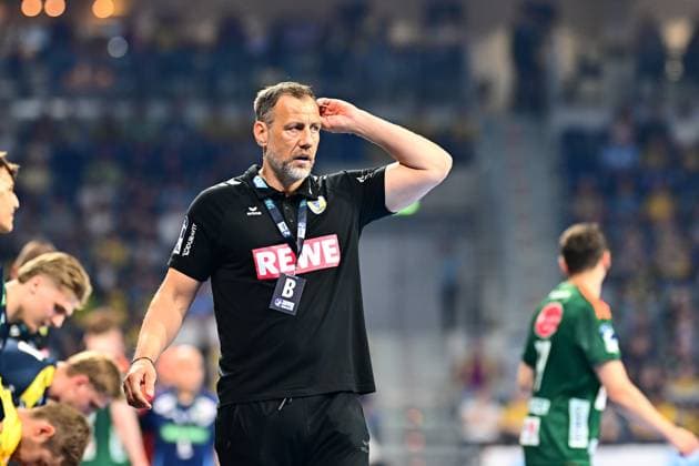 Handball, HBL, Rhein-Neckar Löwen - TSV Hannover-Burgdorf #3 Maik Machulla, Trainer der Rhein Neckar Löwen, steht konzentriert an der Seitenlinie und beobachtet das Spielgeschehen. Im Hintergrund sind Spieler beider Teams sowie eine gut gefüllte Zuschauertribüne zu sehen. Maik Machulla (Trainer; Rhein Neckar Löwen) an der Seitenlinie Copyright: xMichaelxGelhardtx