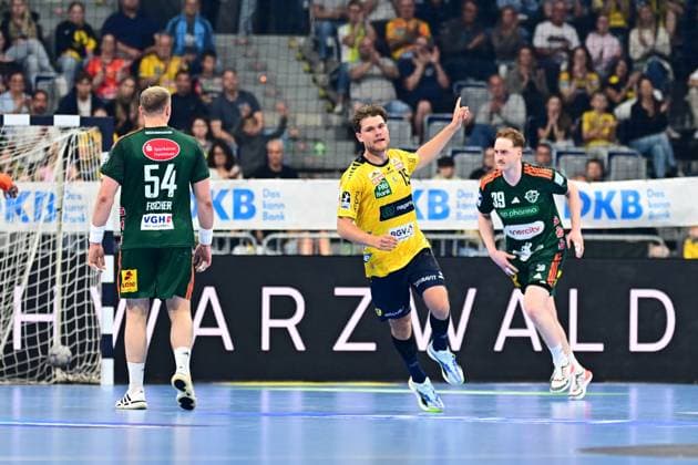Handball, HBL, Rhein-Neckar Löwen - TSV Hannover-Burgdorf #3 David Möré ( 15; Rhein Neckar Löwen) reckt den Finger in die Höhe und feiert einen Treffer vor heimischer Kulisse. Im Hintergrund sind Justus Fischer ( 54; TSV Hannover Burgdorf) und Lukas Stutzke ( 39; TSV Hannover Burgdorf) zu sehen. David Möré ( 15; Rhein Neckar Löwen) jubelt nach Torerfolg Copyright: xMichaelxGelhardtx