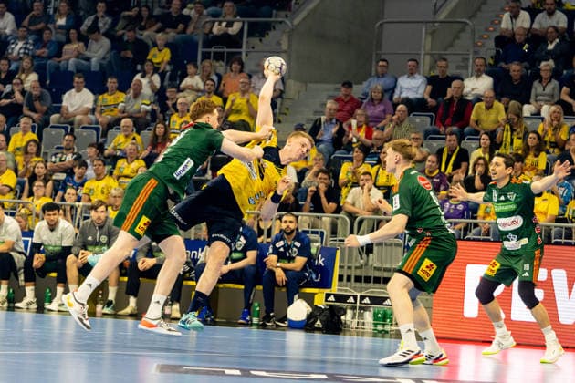 Handball, HBL, Rhein-Neckar Löwen - TSV Hannover-Burgdorf #3 03.06.2026, xdaymx, Handball Daikin HBL, Rhein Neckar Loewen - TSV Hannover-Burgdorf vl. Lukas Stutzke (TSV Hannover-Burgdorf) versucht der Abschluss von Haukur Thrastarson (Rhein-Neckar Löwen) vergeblich zu unterbinden (DFL DFB REGULATIONS PROHIBIT ANY USE OF PHOTOGRAPHS as IMAGE SEQUENCES and or QUASI-VIDEO) Mannheim