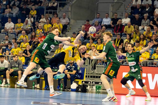 Handball, HBL, Rhein-Neckar Löwen - TSV Hannover-Burgdorf #3 03.06.2026, xdaymx, Handball Daikin HBL, Rhein Neckar Loewen - TSV Hannover-Burgdorf vl. Lukas Stutzke (TSV Hannover-Burgdorf) versucht der Abschluss von Haukur Thrastarson (Rhein-Neckar Löwen) vergeblich zu unterbinden (DFL DFB REGULATIONS PROHIBIT ANY USE OF PHOTOGRAPHS as IMAGE SEQUENCES and or QUASI-VIDEO) Mannheim