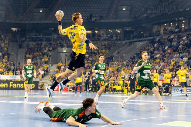 Handball, HBL, Rhein-Neckar Löwen - TSV Hannover-Burgdorf #3 03.06.2026, xdaymx, Handball Daikin HBL, Rhein Neckar Loewen - TSV Hannover-Burgdorf vl. Edwin Aspenbäck (Rhein-Neckar Löwen) mit dem Abschluss, Leif Tissier (TSV Hannover-Burgdorf) liegt am Boden geschlagen (DFL DFB REGULATIONS PROHIBIT ANY USE OF PHOTOGRAPHS as IMAGE SEQUENCES and or QUASI-VIDEO) Mannheim