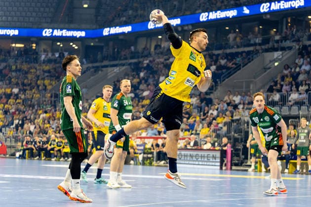 Handball, HBL, Rhein-Neckar Löwen - TSV Hannover-Burgdorf #3 03.06.2026, xdaymx, Handball Daikin HBL, Rhein Neckar Loewen - TSV Hannover-Burgdorf vl. Leif Tissier (TSV Hannover-Burgdorf), Haukur Thrastarson (Rhein-Neckar Löwen), Justus Fischer (TSV Hannover-Burgdorf) und Lukas Stutzke (TSV Hannover-Burgdorf) schauen zu, wie Jannik Kohlbacher (Rhein-Neckar Löwen) ein Tor erzielt (DFL DFB REGULATIONS PROHIBIT ANY USE OF PHOTOGRAPHS as IMAGE SEQUENCES and or QUASI-VIDEO) Mannheim