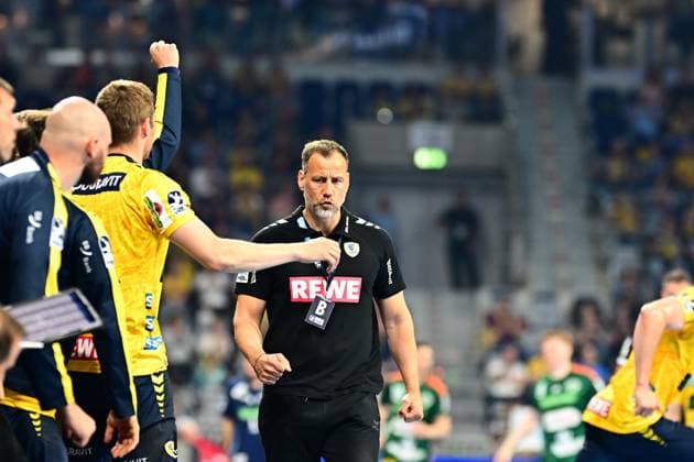 Handball, HBL, Rhein-Neckar Löwen - TSV Hannover-Burgdorf #4 Maik Machulla, Trainer der Rhein Neckar Löwen, läuft konzentriert an der Seitenlinie entlang. Im Hintergrund jubeln Spieler der Rhein Neckar Löwen in gelben Trikots. Trainer Maik Machulla (Rhein Neckar Löwen) an der Seitenlinie Copyright: xMichaelxGelhardtx