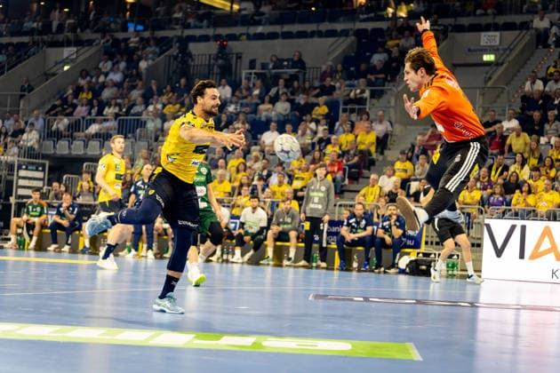 Handball, HBL, Rhein-Neckar Löwen - TSV Hannover-Burgdorf #4 03.06.2026, xdaymx, Handball Daikin HBL, Rhein Neckar Loewen - TSV Hannover-Burgdorf vl. Dani Baijens (Rhein-Neckar Löwen) mit dem Torabschluss, Joel Birlehm (TSV Hannover-Burgdorf) kann jedoch den Ball stark halten. (DFL DFB REGULATIONS PROHIBIT ANY USE OF PHOTOGRAPHS as IMAGE SEQUENCES and or QUASI-VIDEO) Mannheim