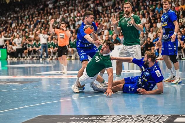 Handball, HBL, Frisch Auf! Göppingen - TVB 1898 Stuttgart #3 Elias Newel ( 40; Frisch Auf! Göppingen) wird beim Durchbruch von zwei Spielern des TVB Stuttgart geblockt und zu Boden gezwungen. Ivan Snajder ( 10; TVB Stuttgart) kämpft um den Ball, während Ludvig Jurmala Åström ( 25; Frisch Auf! Göppingen) im Hintergrund die Szene beobachtet. Elias Newel ( 40; Frisch Auf! Göppingen) im Zweikampf gegen TVB Stuttgart