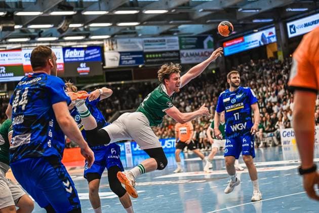 Handball, HBL, Frisch Auf! Göppingen - TVB 1898 Stuttgart #3 Ein Spieler von Frisch Auf! Göppingen zieht im Sprung zum Wurf ab und wird dabei von der Abwehr des TVB Stuttgart bedrängt. Samuel Röthlisberger ( 17; TVB Stuttgart) beobachtet die Szene im Hintergrund, links ist Lenny Rubin ( 44; TVB Stuttgart) zu sehen. Frisch Auf! Göppingen-Spieler im Sprungwurf gegen TVB Stuttgart