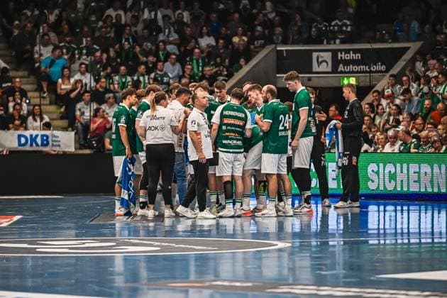 Handball, HBL, Frisch Auf! Göppingen - TVB 1898 Stuttgart #3 Die Mannschaft von Frisch Auf! Göppingen versammelt sich während einer Auszeit auf dem Spielfeld zur taktischen Besprechung. Sichtbar sind unter anderem Niklas Herberger ( 9) und Marcel Schiller ( 24) sowie Betreuerstab und Trainer. Oskar Sunnefeldt ( 27; Frisch Auf! Göppingen) bei Auszeit-Besprechung