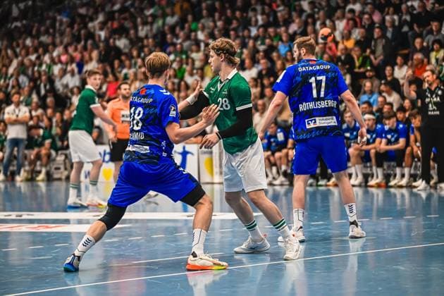 Handball, HBL, Frisch Auf! Göppingen - TVB 1898 Stuttgart #3 Franko Lastro ( 28; Frisch Auf! Göppingen) behauptet den Ball im Zweikampf zwischen zwei Spielern des TVB Stuttgart, darunter Samuel Röthlisberger ( 17; TVB Stuttgart). Im Hintergrund verfolgen zahlreiche Zuschauer das Spielgeschehen. Franko Lastro ( 28; Frisch Auf! Göppingen) im Zweikampf gegen TVB Stuttgart