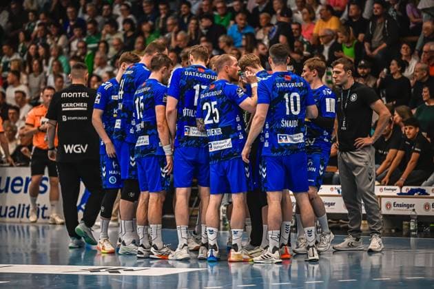 Handball, HBL, Frisch Auf! Göppingen - TVB 1898 Stuttgart #3 Die Spieler des TVB Stuttgart stehen während einer Auszeit in einer Mannschaftsbesprechung zusammen auf dem Spielfeld. Sichtbar sind u.a. Samuel Röthlisberger ( 17), Patrick Zieker ( 25) und Ivan Snajder ( 10). TVB Stuttgart Auszeit-Besprechung gegen Frisch Auf! Göppingen