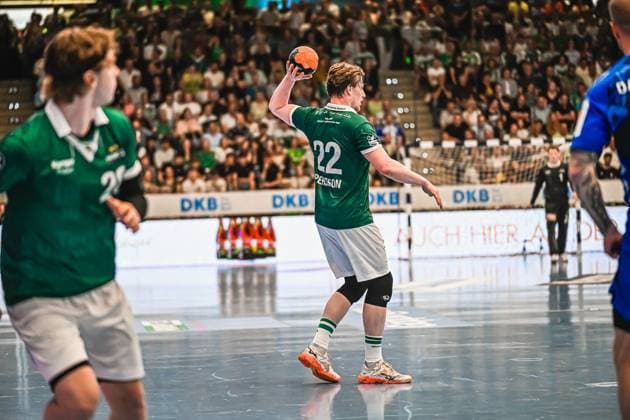 Handball, HBL, Frisch Auf! Göppingen - TVB 1898 Stuttgart #3 Erik Persson ( 22; Frisch Auf! Göppingen) holt mit dem Ball in der erhobenen Hand zum Wurf aus. Im Hintergrund ist der Torwart des TVB Stuttgart sowie ein Abwehrspieler des TVB Stuttgart zu sehen. Erik Persson ( 22; Frisch Auf! Göppingen) beim Wurfansatz