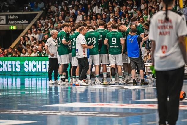 Handball, HBL, Frisch Auf! Göppingen - TVB 1898 Stuttgart #3 Das Team von Frisch Auf! Göppingen versammelt sich während einer Auszeit auf dem Spielfeld zur taktischen Besprechung. Sichtbar sind u.a. Franko Lastro ( 28; Frisch Auf! Göppingen) und Niklas Herberger ( 9; Frisch Auf! Göppingen). Frisch Auf! Göppingen Auszeit-Besprechung mit Trainer Ben Matschke