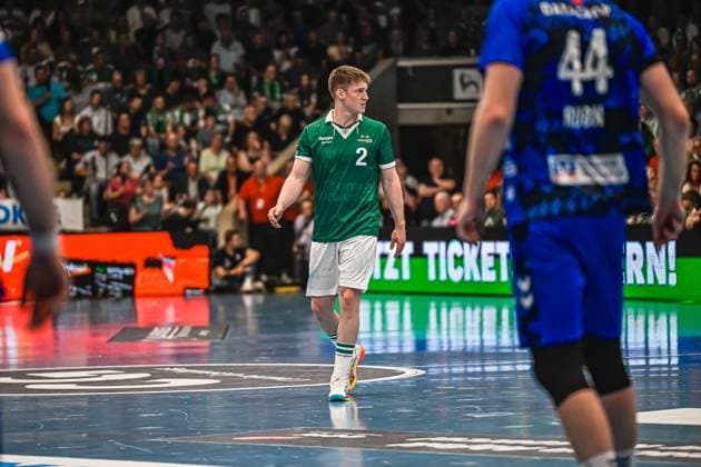 Handball, HBL, Frisch Auf! Göppingen - TVB 1898 Stuttgart #3 Oskar Neudeck ( 2; Frisch Auf! Göppingen) läuft über das Spielfeld, im Vordergrund rechts ist Lenny Rubin ( 44; TVB Stuttgart) zu sehen. Im Hintergrund verfolgen zahlreiche Zuschauer das Spiel. Oskar Neudeck ( 2; Frisch Auf! Göppingen) im Spielgeschehen gegen TVB Stuttgart
