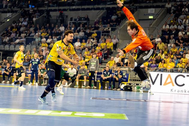 Handball, HBL, Rhein-Neckar Löwen - TSV Hannover-Burgdorf #4 03.06.2026, xdaymx, Handball Daikin HBL, Rhein Neckar Loewen - TSV Hannover-Burgdorf vl. Dani Baijens (Rhein-Neckar Löwen) mit dem Torabschluss, Joel Birlehm (TSV Hannover-Burgdorf) kann jedoch den Ball stark halten. (DFL DFB REGULATIONS PROHIBIT ANY USE OF PHOTOGRAPHS as IMAGE SEQUENCES and or QUASI-VIDEO) Mannheim