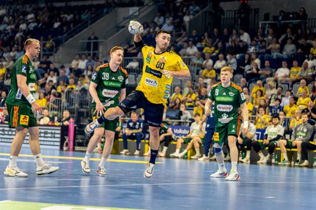 Handball, HBL, Rhein-Neckar Löwen - TSV Hannover-Burgdorf #4 03.06.2026, xdaymx, Handball Daikin HBL, Rhein Neckar Loewen - TSV Hannover-Burgdorf vl. Lukas Stutzke (TSV Hannover-Burgdorf) kommt zu spät und kann Jannik Kohlbacher (Rhein-Neckar Löwen) nicht mehr stoppen, der zum Abschluss kommt und ein Tor erzielt. (DFL DFB REGULATIONS PROHIBIT ANY USE OF PHOTOGRAPHS as IMAGE SEQUENCES and or QUASI-VIDEO) Mannheim