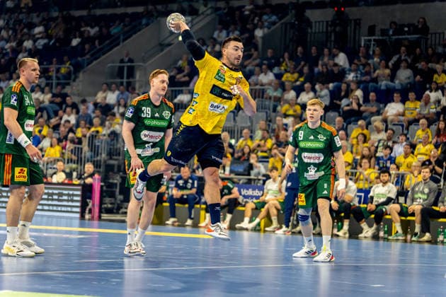 Handball, HBL, Rhein-Neckar Löwen - TSV Hannover-Burgdorf #4 03.06.2026, xdaymx, Handball Daikin HBL, Rhein Neckar Loewen - TSV Hannover-Burgdorf vl. Lukas Stutzke (TSV Hannover-Burgdorf) kommt zu spät und kann Jannik Kohlbacher (Rhein-Neckar Löwen) nicht mehr stoppen, der zum Abschluss kommt und ein Tor erzielt. (DFL DFB REGULATIONS PROHIBIT ANY USE OF PHOTOGRAPHS as IMAGE SEQUENCES and or QUASI-VIDEO) Mannheim
