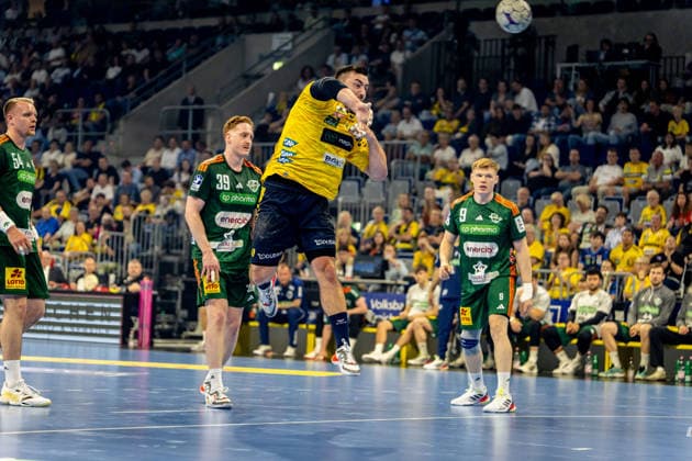 Handball, HBL, Rhein-Neckar Löwen - TSV Hannover-Burgdorf #4 03.06.2026, xdaymx, Handball Daikin HBL, Rhein Neckar Loewen - TSV Hannover-Burgdorf vl. Lukas Stutzke (TSV Hannover-Burgdorf) kommt zu spät und kann Jannik Kohlbacher (Rhein-Neckar Löwen) nicht mehr stoppen, der zum Abschluss kommt und ein Tor erzielt. (DFL DFB REGULATIONS PROHIBIT ANY USE OF PHOTOGRAPHS as IMAGE SEQUENCES and or QUASI-VIDEO) Mannheim